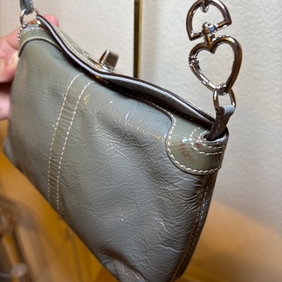 Coach turn lock mini bag/wristlet in Patent leather 🎀 - Picture 5 of 5